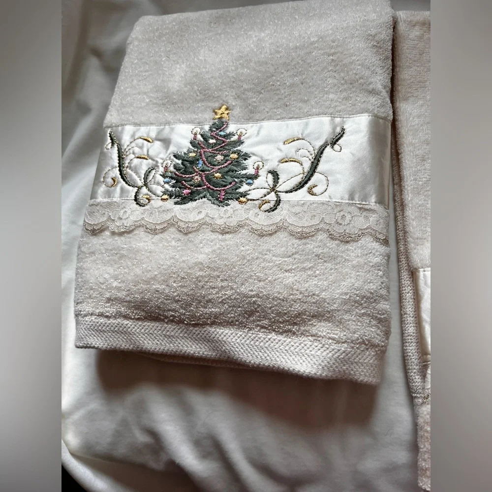 Made in USA lot Of 3 Vintage Cream Christmas Tree towels. sparkling condition